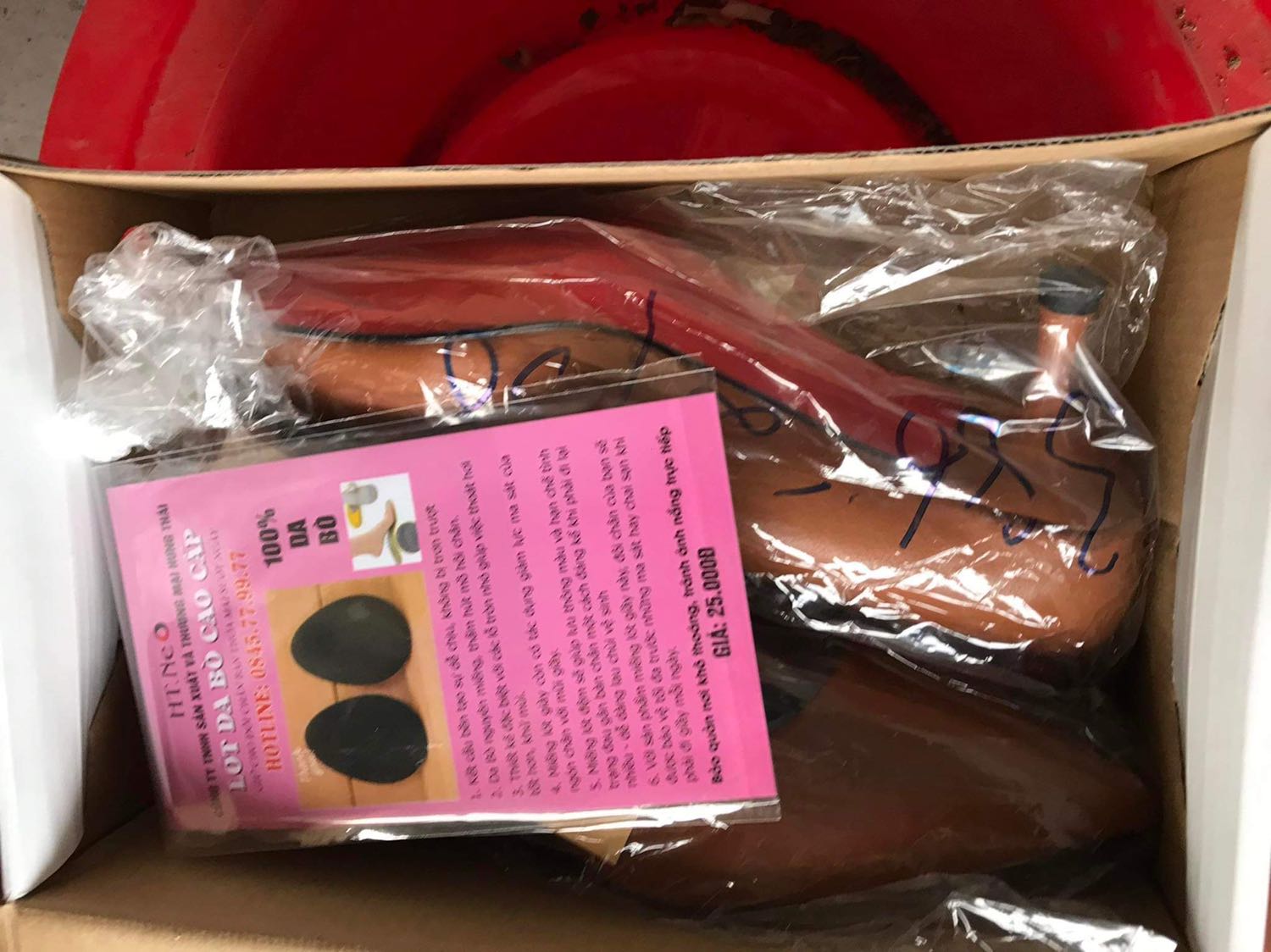 Chất da mềm, mũi nhọn, cao 5cm tiện cho việc di chuyển. Đc tặng đôi lót giày.
Mình đặt size 38, tuy nhiên khi nhận hàng đi thử lại rộng so với chân mình