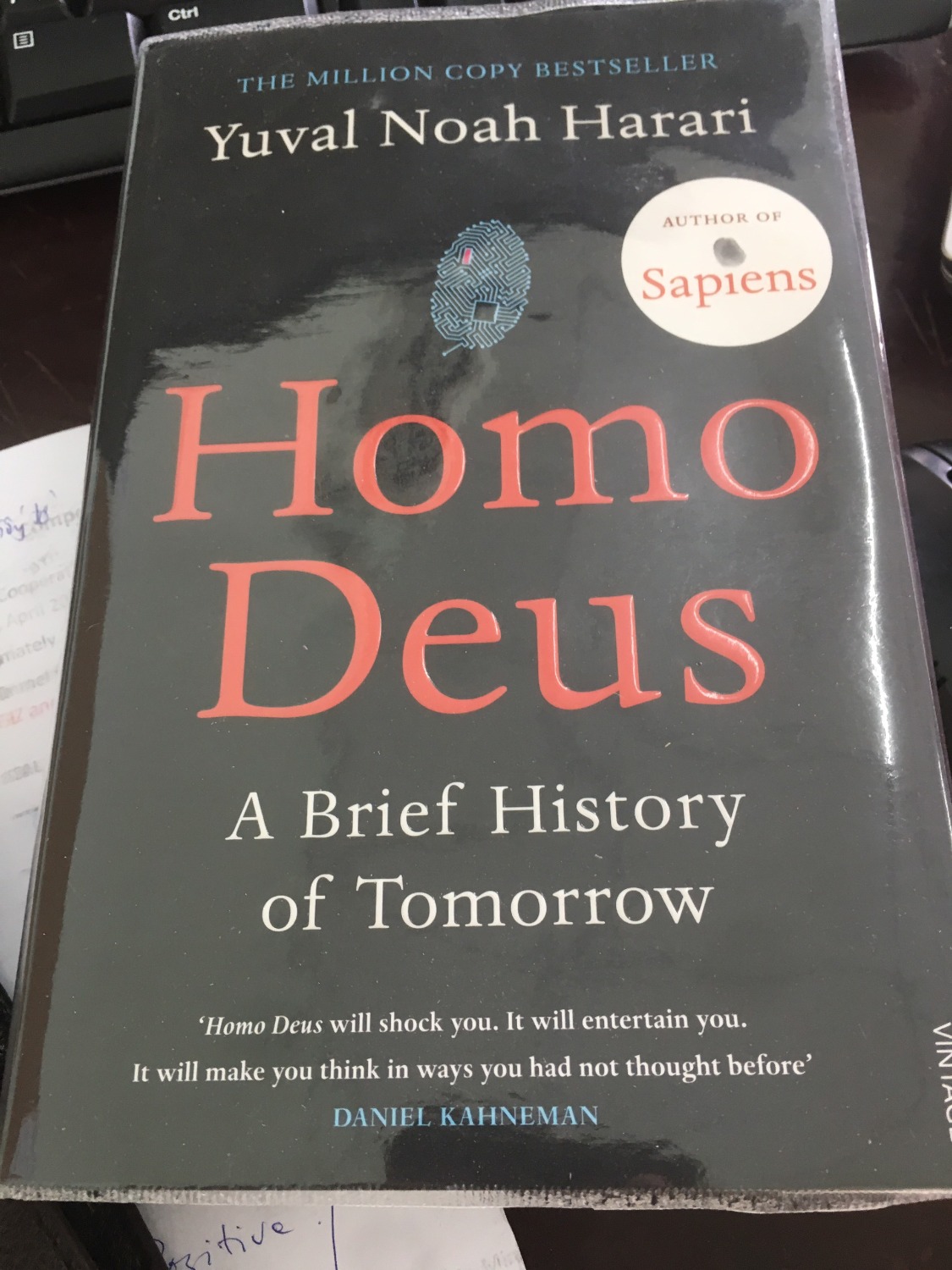 Về nội dung thì mình không nói thêm vì bộ ba cuốn sách của Tác giả này đã quá nổi tiếng rồi, và mình đã đọc cuốn về Hiện tại nên mới quyết định mua hai cuốn còn lại là (Quá khứ và Tương lai)

Về chất lượng sách thì tuyệt với, mình chỉ đặt hàng bình thường khi khi nhận sách thì sách có cả bìa nhựa trong bọc bên ngoài (như hình). Sách không có dấu hiệu hư hỏng.

Giao hàng nhanh hơn dự kiến.