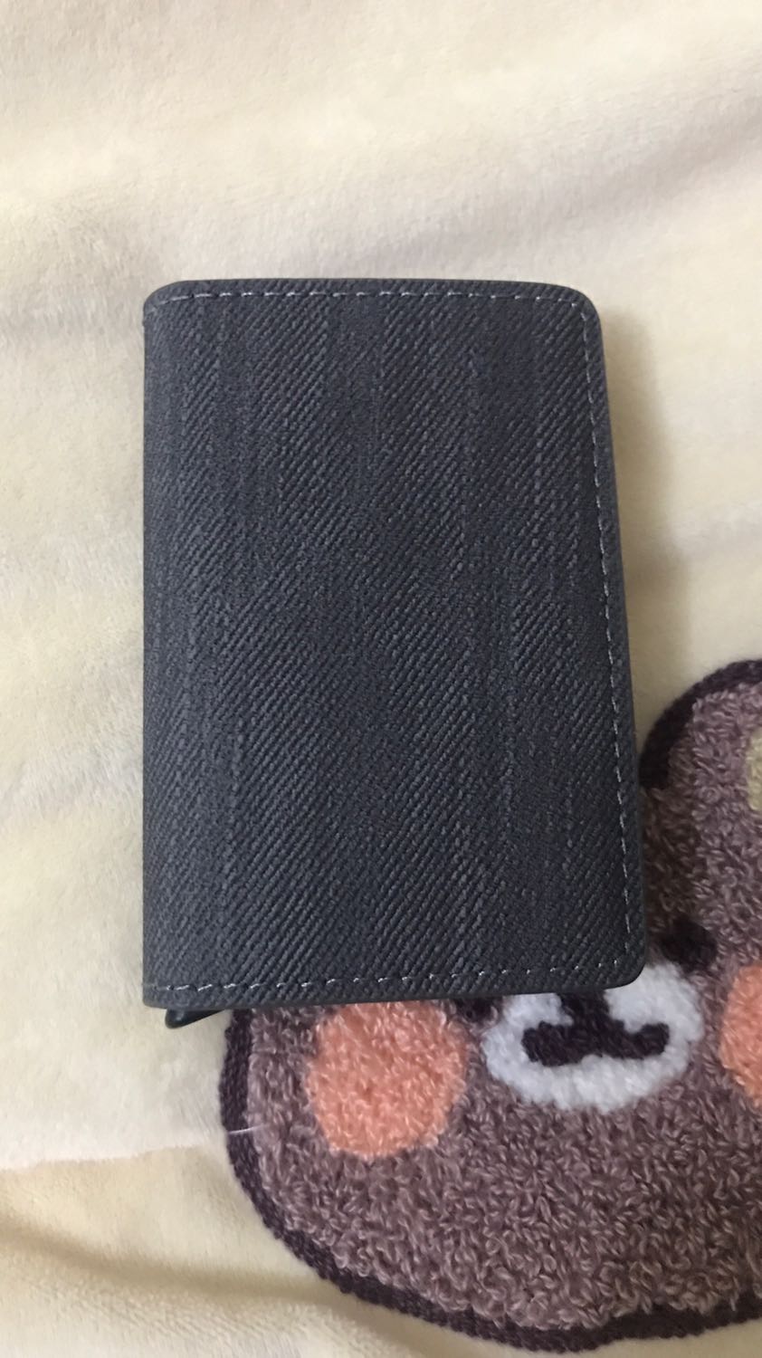 Ví đẹp và tiện dụng. Đa chức năng phết mọi người ạ. Phần vỏ da có thể để tiền mặt và giấy tờ nhỏ được. Phần hộp nhôm thì để thẻ thoải mái luôn. Thích nhất là nhét thẻ vào chắc chắn không bị rơi khi đẩy thẻ ra thì thẻ được đẩy theo thứ tự cao thấp rất dễ lấy và hay. Sản phẩm tốt. Ủng hộ shop.