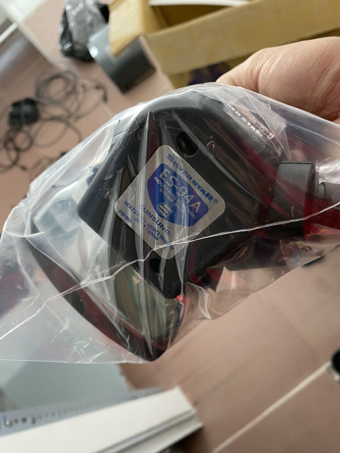 Hàng không giống mô tả , không tem nhập khẩu, chữ ở bình nước thì lem nhem . Không biết có phải hàng chính hãng không. chua dùng thu