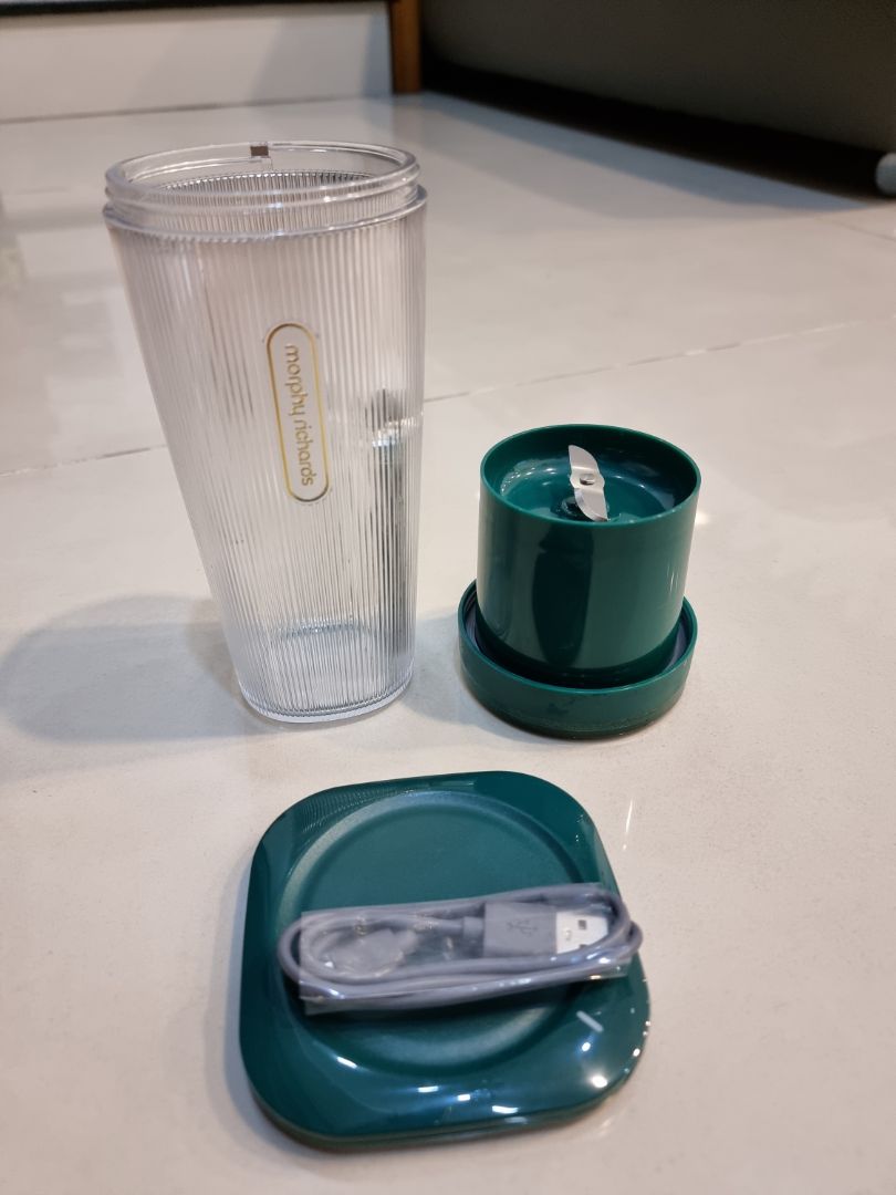 Ship rất lâu do dịch. Shop feedback nhanh, nhiệt tình. Lần đầu tiên sạc phải mất 5 tiếng, mình chưa sạc lại lần 2. Máy đẹp, dễ sử dụng, vận hành êm. Các bạn nhớ gọt vỏ trái cây như cà chua, táo trước khi xay tránh xay chưa nhuyễn xác. Mình bấm nút xay 2 lần thì nhuyễn táo vs sữa. Tiện lợi cho việc giảm cân, hoặc làm bữa sáng cho người bận rộn. Mình rất thích mặc dù giá cao cũng tương đương vs 1 máy công suất lớn.