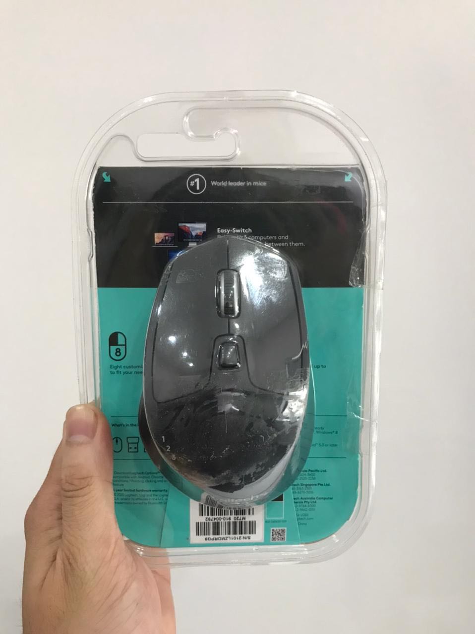 Hàng mua bị trầy xước bên trong, ngoài ra còn bị lỗi bluetooth không kết nối được. Đề nghị Tiki thu hồi hàng kém chất lượng và có chính sách khắt khe hơn