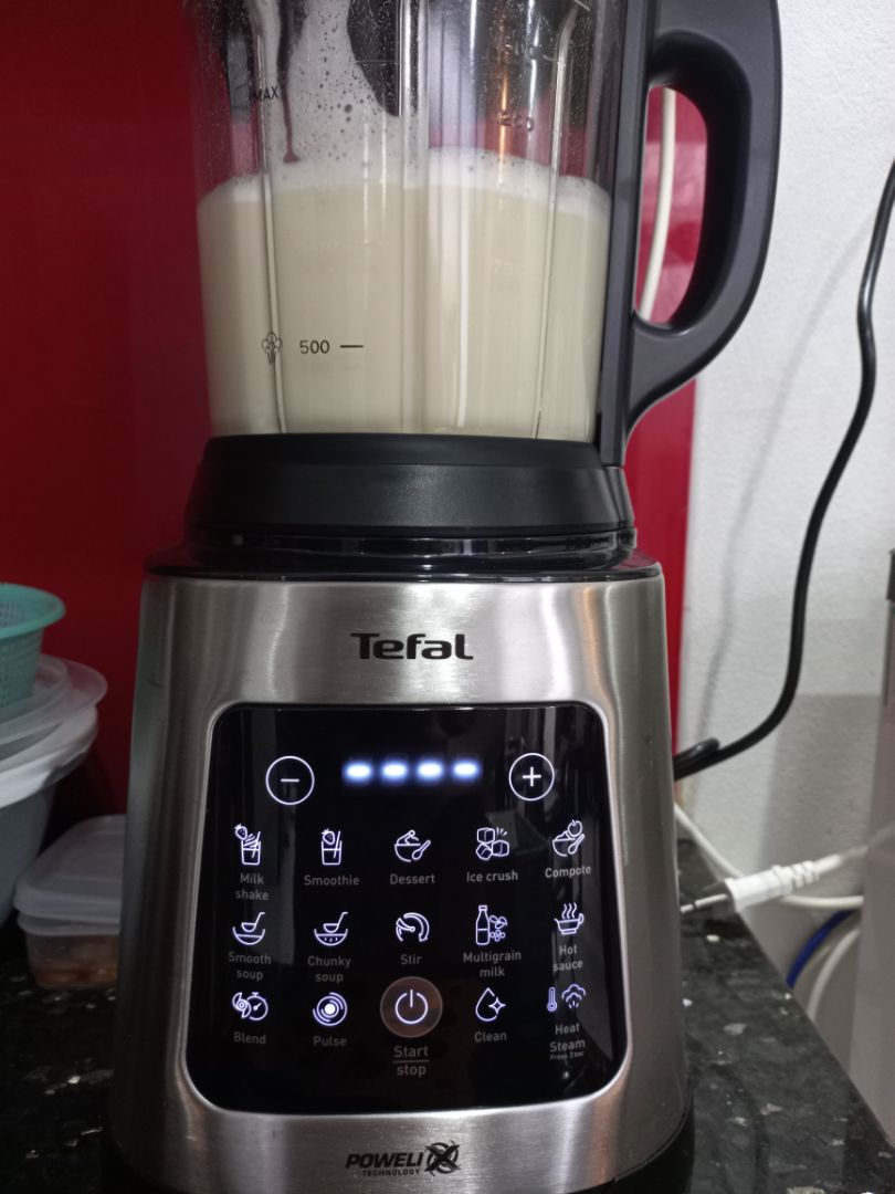 Sản phẩm nên mua. Lúc đầu mình có phân vân giữa dòng máy 2 cối vì sợ ám mùi giữa món nóng và món lạnh nhưng sản phẩm mới có tháo lưỡi xay được nên ưng luôn 😀 (hy vọng chốt tháo lắp bền hoặc dễ thay thế).
Sản phẩm đẹp, sang. Sữa/ cháo xay mịn. Độ ồn thấp (so với một số loại máy khác mình được xem) lúc nấu có đảo nhẹ, khoảng 8-9 phút cuối xay mạnh nhưng vẫn chấp nhận được dù đứng gần. Nói chung là hài lòng với sản phẩm 🙂.