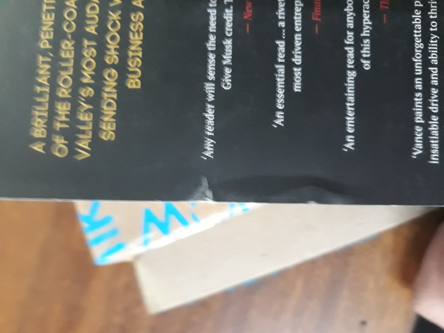 Cách đây tầm 1 ngày mình nhận được hàng. Mở ra thấy mọi thứ có vẻ ổn nhưng mấy trang cuối ở bìa ngoài bị gãy với rách. Mình đã có gửi thư hỗ trợ nhưng vẫn chưa thấy hồi âm, gọi điện tổng đài thì toàn bị báo là hiện tại toàn bộ liên lạc viên đang bận. Bây giờ mình phải làm sao ạ? :v