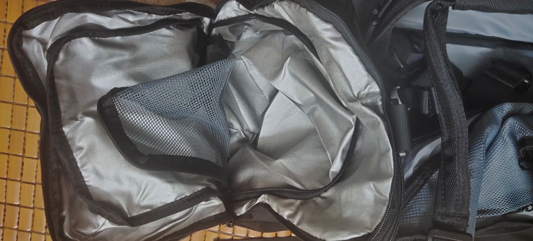 đã nhận hàng. hàng đến nhanh mang theo mùi mới . túi rộng nhìn chắc chắn , có chỗ để giày , chống nước..