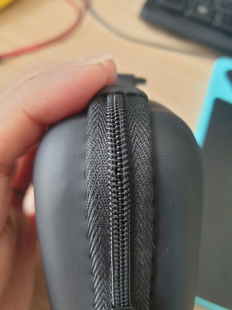 hộp đẹp tiện dụng nhưng dây kéo có vẻ ko bền lắm. cái giao cho mình dây kéo có chỗ hơi khập khiễng. kéo bị dính dính may là bên hông nên có thể dừng lại trc khi kéo hêt nên chấp nhận nhương cảm giác thấy dây kéo ko bền