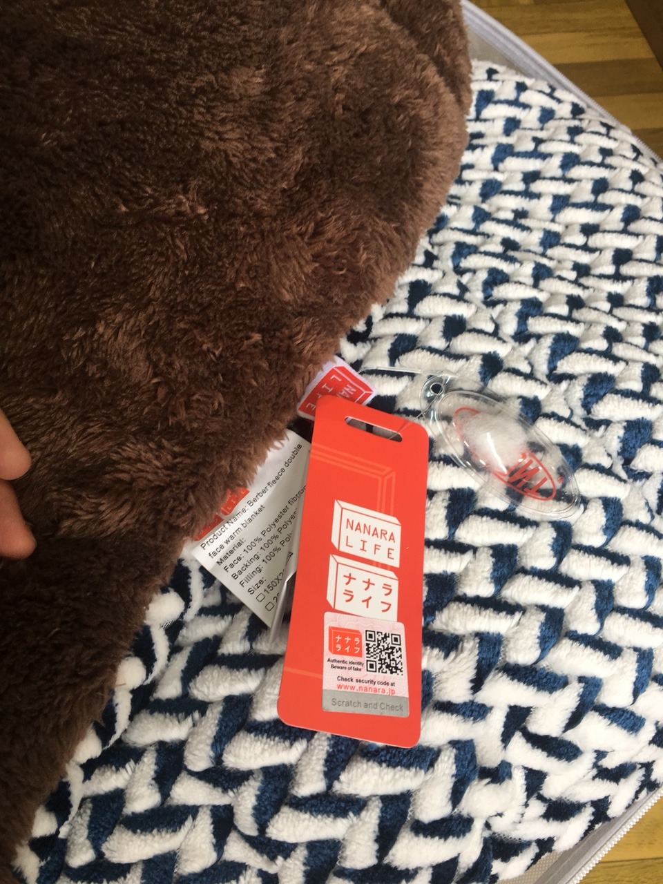 Rất đáng tiền, chăn đẹp, nhẹ , ấm. Có đủ tem mác, check mã QR ra trang web của hãng Nanara Nhật Bản. Mặt nhung thiết kế đan xen tinh xảo, lớp lông cừu dày mịn. N chung là rất hài lòng về sp