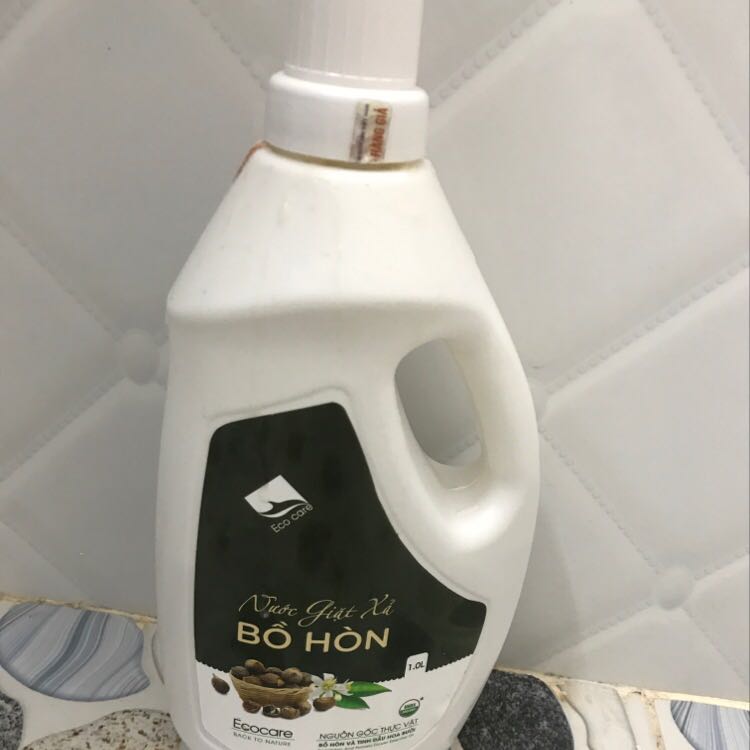 Nước giặt sạch, giặt tay thì cảm giác ít bọt nhưng vô máy thì rất nhiều bọt nhe, mùi thơm nhẹ nhàng dễ chịu, đặc biệt giặt tay k bị khô da