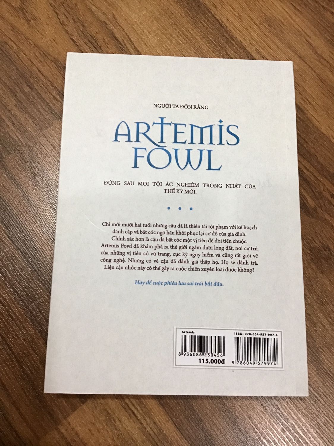 Mình nhận sách còn nguyên tem, nguyên màn bọc sách. Sách kèm bookmak. Nội dung chưa xem nên chưa review dc. Sẽ ủng hộ tiki dài dài