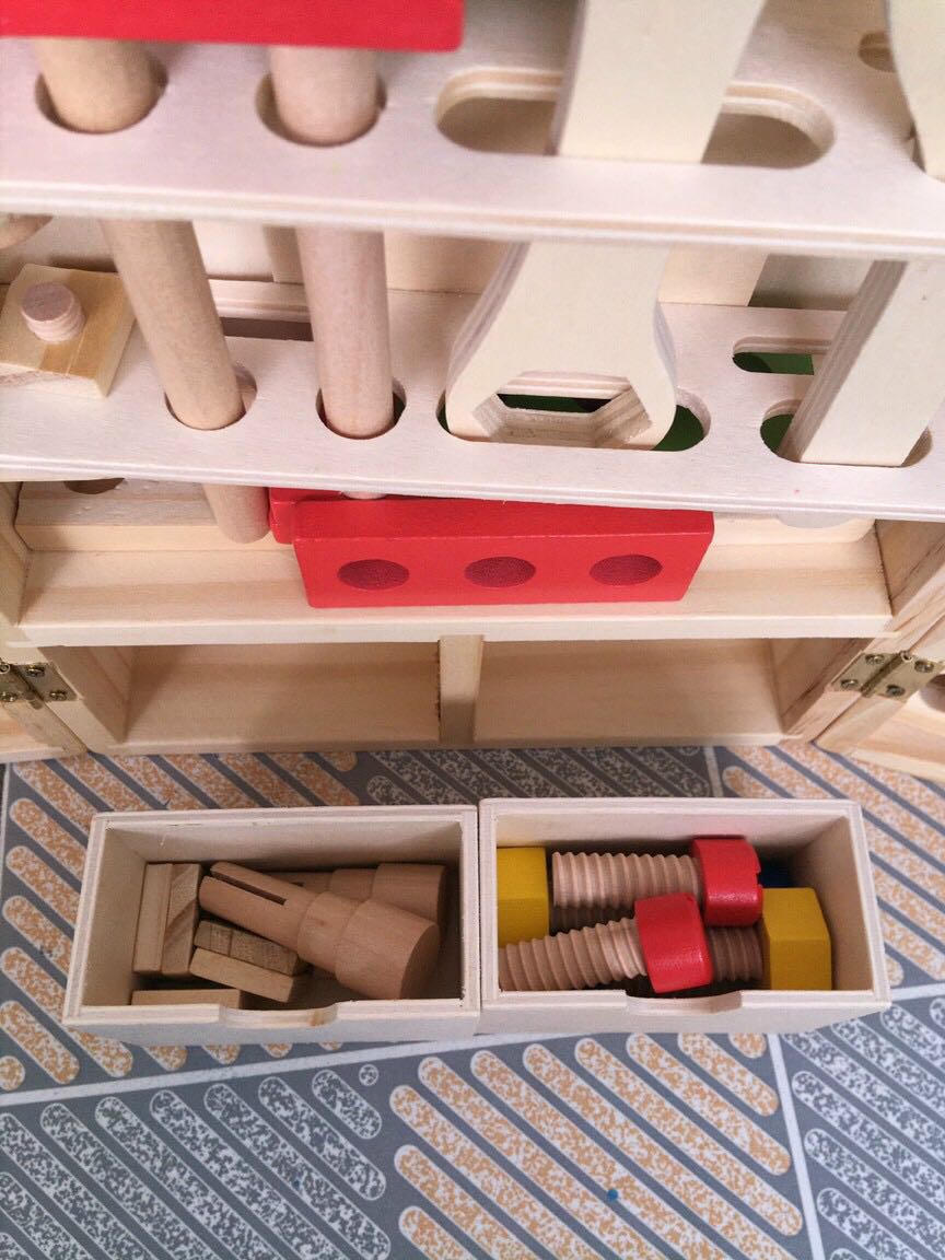 Hàng được giao như hình. Rất đẹp và rất chất lượng. Các chi tiết gỗ được gia công rất tốt, rờ rất êm tay, ko có thanh dằm nào nên ko lo đâm vào tay bé. Thanks shop và Tiki!