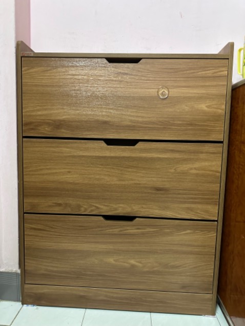 Tủ giày dặn chắc chắn gỗ giày 1,7 ly , nặng và cứng cáp .các hộc đựng giày thể thao nam vừa vặn . Hộc giứa bên trài hơi bị hut nên hơi bị tuột nhưng vẫn còn giữ đc . Ko biết xài trơn tru rồi có tuột không ?