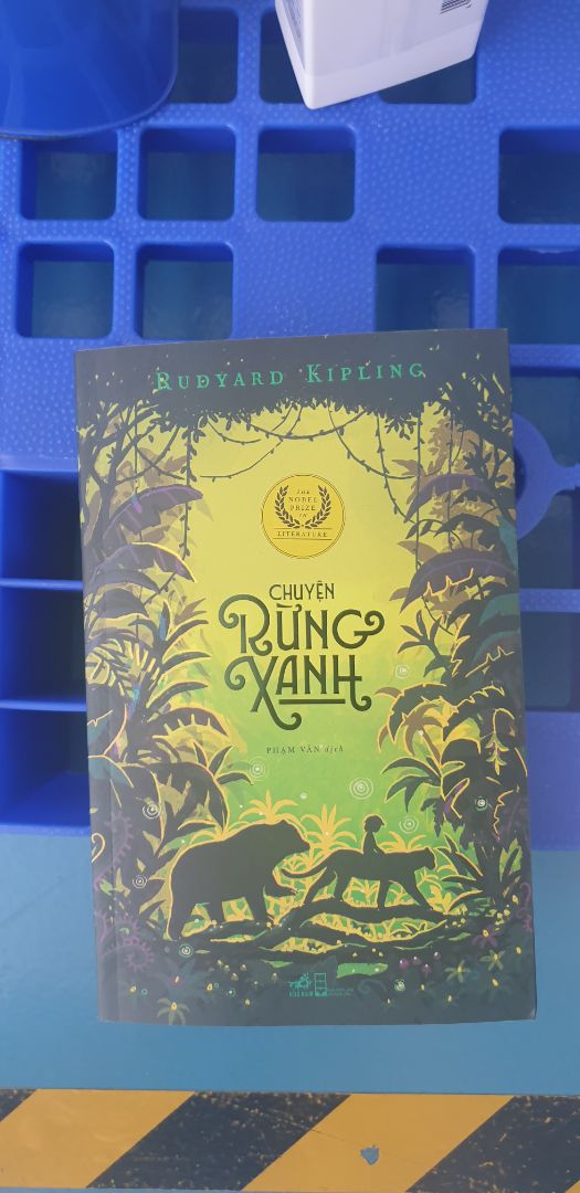 Một tác phẩm nổi tiếng của tác giả đạt giải Nobel. Tác phẩm cũng được dịch lại không ít lần và vẫn cuốn hút bao thế hệ. Tikinow thật tiện lợi trong mùa dịch. Giao hàng nhanh chóng. mùa này cứ dùng tikinow đảm bảo an tâm hàng tới liền tay!