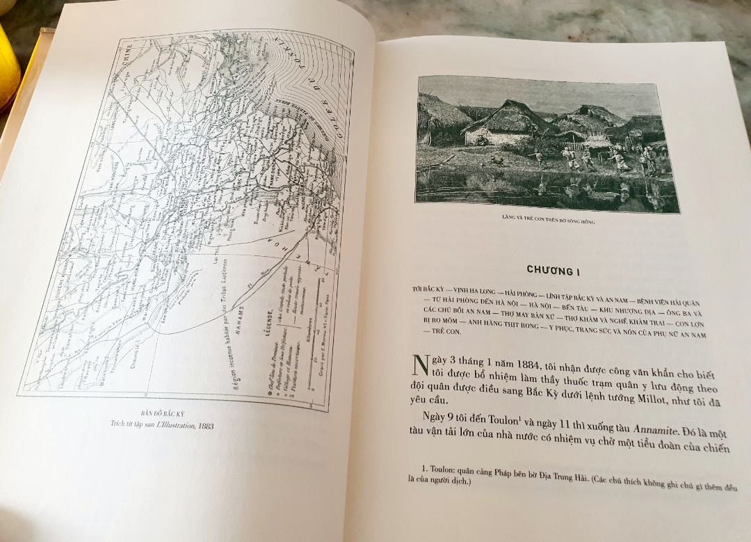 Giao nhanh. Ai cũng nên mua để nhà 1 cuốn nha. Nội dung hay khỏi bàn.
Tuy nhiên, có vẻ Đông A canh lề rộng quá  nên cuốn này kiểu bị quá khổ không cần thiết. Hoặc làm vậy để đọc giả ghi chú gì chăng. 

Về hộp ảnh đi kèm: Giấy cứng đẹp khó bị gãy mà của mình bị gãy 1 góc không nhiều nhặn gì nhưng nom khó chịu. 
Cái tag giá dán ở sau sách cũng không xé ra trước khi bọc bookcare 🙂 Mà do Tiki tự chọn bookcare mà mình không để ý chứ mình muốn nguyên seal vì giờ chưa đọc.
Chắc do tự tin với bìa cứng & đã bao nên không có lớp bọc chống sốc nào luôn 😂