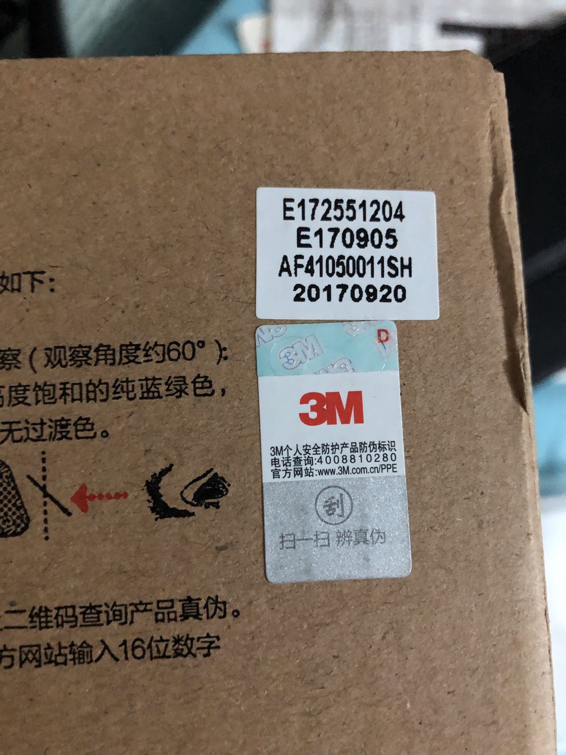 Khẩu trang đeo rất khít mặt nên lần đầu đeo sẽ thấy hơi khó chịu, hơi đau tai. Nhưng sau 1 thời gian sẽ quen sẽ ko thấy vậy nữa, bù lại do khít mặt nên hạn chế rất nhiều nụi bẩn.

Giá hơi đắt so với 1 vái khẩu trang nhưng tiền nào của nấy thôi, mình nghĩ vậy

Nhãn dán trên hộp ghi 20170920?? Date hàng bán trên tiki là hàng cũ ?? Hạn sử dụng của khẩu trang là bao lâu từ lúc sản xuất ???