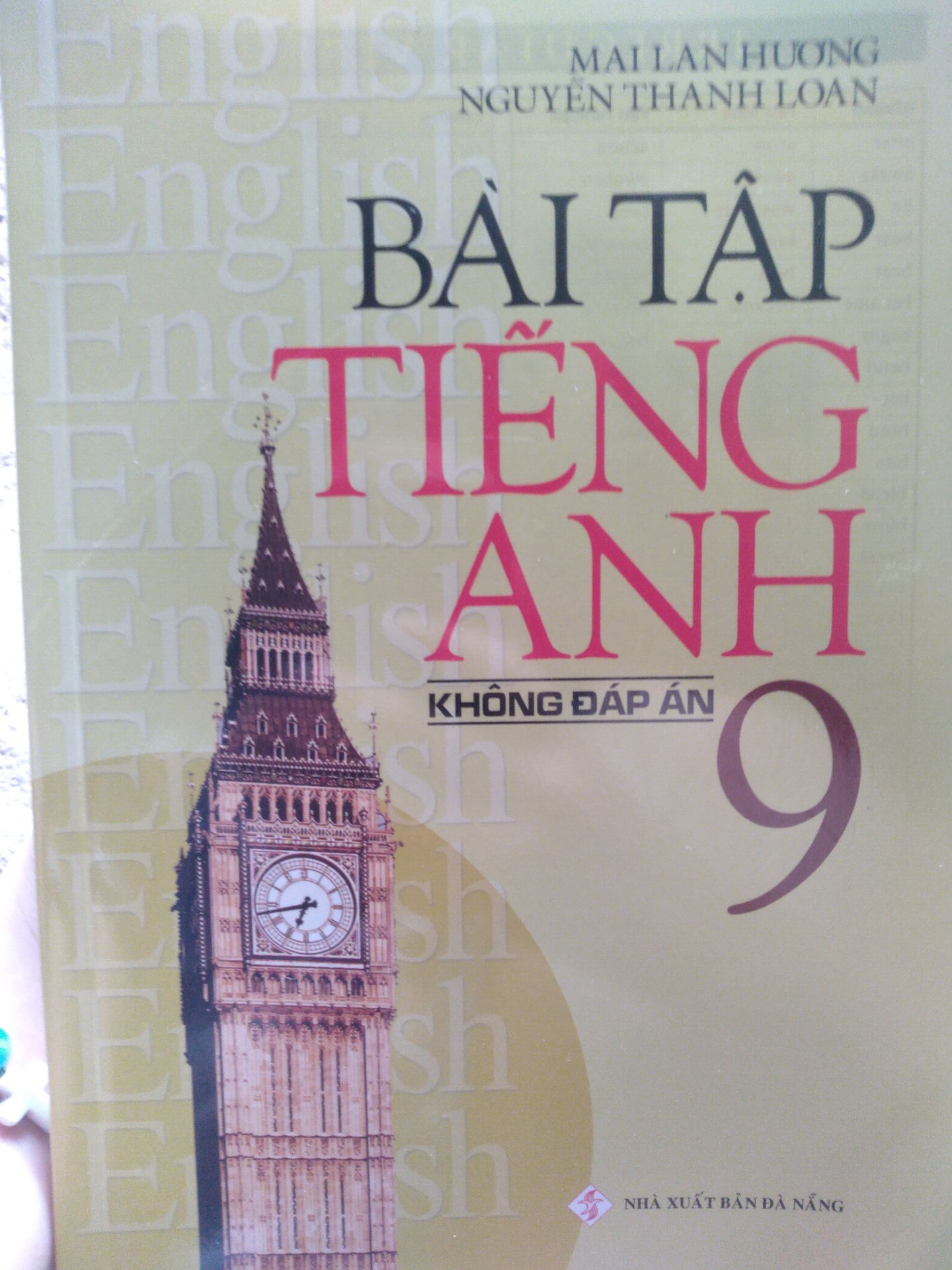 Mua trên tiki nên yên tâm lắm, giao siêu nhanh lại freeship nữa. Sách tái bản 2020 nên mới toanh, bìa sách cứng cáp chất sách cũng siêu dày