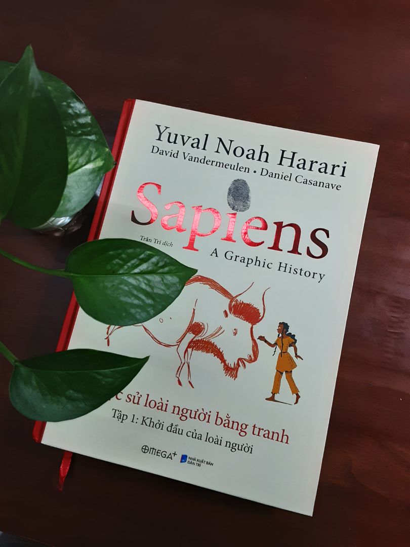 Nội dung, hình thức của bản thân cuốn sách:
Tuy đã đọc qua cuốn Sapiens chữ nhưng Sapiens bằng tranh vẫn mang lại cho tôi những ý tưởng mới qua một lăng kính khác so với người đàn anh đã làm mưa làm gió của mình. Cách kể chuyện dí dỏm, đi kèm với yếu tố hình ảnh trực quan, mang đầy tính thời sự vừa cung cấp cho chúng ta dồi dào những kiến thức đã đóng đinh trong lịch sử, vừa cho thấy được góc nhìn của Harari đối với những quan điểm còn tranh cãi, cũng như những vấn đề hiện hữu khi cuốn sách này đang được biên soạn.
Hình thức sản phẩm được tiki giao:
Sách có hơi móp ở 2 góc gáy sách, làm cho nó bo tròn mềm mại luôn chứ không vuông nữa. 😂 Còn lại thì không có gì để chê.
