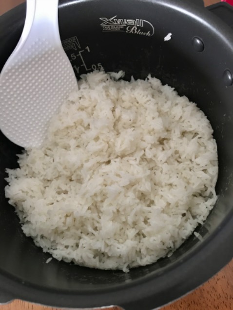 Nồi cơm rất đẹp, nấu cơm ngon và nhanh (20' tổng cộng cho 2 cup), lòng nồi dày & lớp chống dính có vẻ chắc chắn. Menu dễ sử dụng, đặc biệt nồi có ghi nhớ nên khi đã nấu ở chế độ nào rồi thì lần sau nồi tự chọn lại chế độ cũ, ko cần bấm lại menu.

Mình đã thử nấu cơm gạo trắng thường Glutin Rice, cơm dẻo ngon và nguyên hạt.
Nấu cơm gạo trắng ở chế độ High Heat thì cơm dẻo nhưng hơi khô, cần cho nhiều nước hơn chế độ bình thường một chút (2 cup gạo thì nước đến vạch 2.5 của Long Grain)
Nấu cơm gạo lứt Brown Rice dẻo ngon. Mình nấu 2 cup gạo lứt thì đổ nước đến vạch số 3 của Long Grain.
Nấu cơm gạo lứt chế độ Gaba thì nồi tự ngâm gạo 2h rồi mới bắt đầu nấu tiếp 1h nữa. Chế độ Gaba ngâm gạo nên ko cần đổ dư nước, đổ đúng mức nước ở vạch Gaba (2 cup thì nước đến vạch số 2) là được.

Các chế độ khác chưa thử. Hy vọng nồi sử dụng bền!