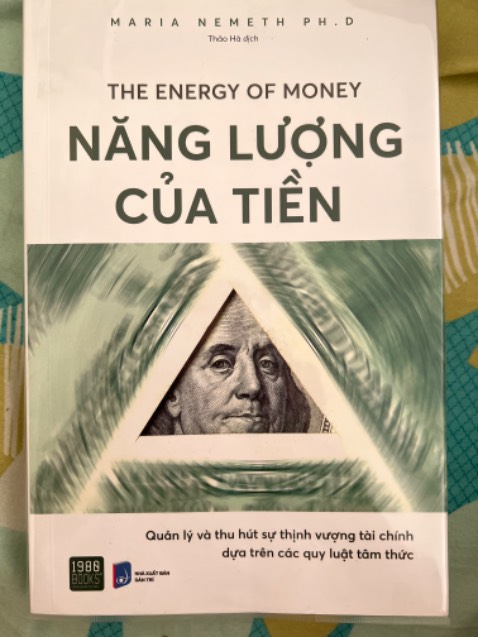 Sách in rõ nét nhưng quan điểm cá nhân người dịch cuốn này dùng những từ rất khó hiểu cho người đọc. Sách chưa được biên tập kĩ nên ngay từ những trang đầu đã thiếu chữ nên câu không có nghĩa. Mình chưa đọc hết sách nhưng nội dung khó hiểu và thật sự ko hấp dẫn.