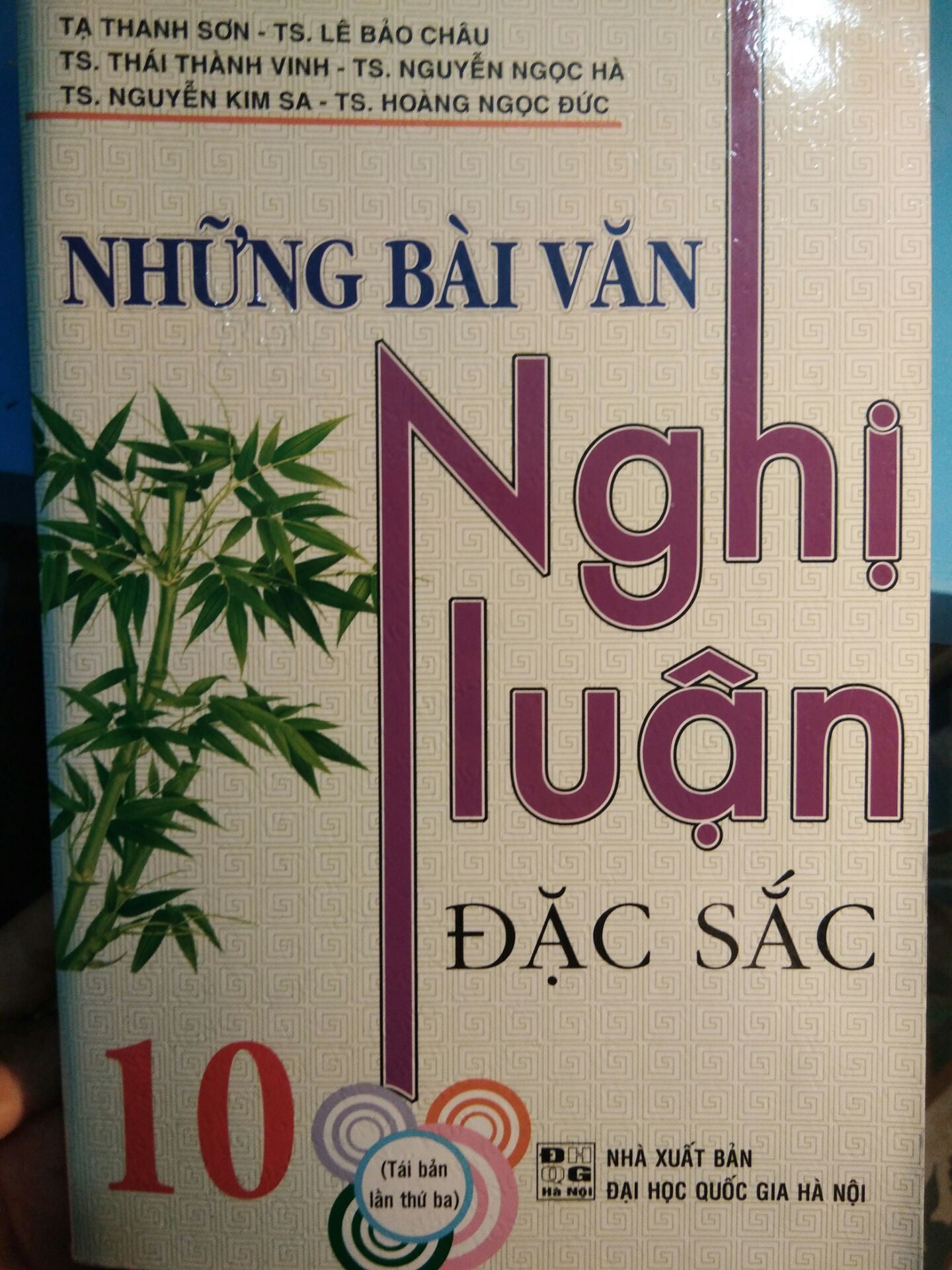 Chuẩn bị và đóng gói hàng rất cẩn thận luôn ạ! Sách chỉ hơi trầy xước 1 xíu thôi nên bỏ qua :)))