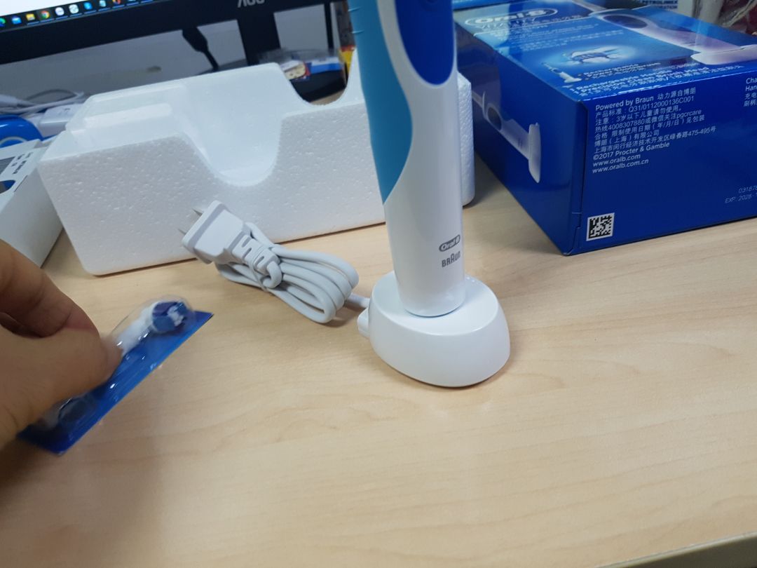 Sản phẩm giống hình. Gồm 1 sạc, 1 cây bàn chải và chỉ có 1 đầu bàn chải, ko có thêm 1 đầu bàn chải nào cả, phải tìm mua đầu bàn chải để sau này thay thế.