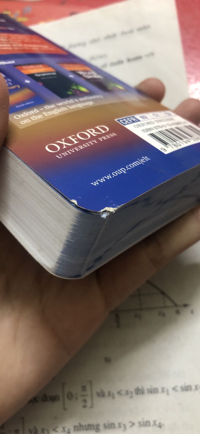 Quyển này thì mình rất thích, nhỏ gọn rất tiện đem đi học hoặc bỏ túi. Nội dung rất ok, có phát âm chuẩn. Nhưng mà ở góc nó có bị như hình, nhưng ksao chỉ một tí nên đánh giá 5 sao nha