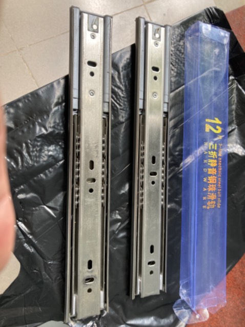 Hàng đã qua sử dụng có vết trầy và hằn do vặn ốc. Khung ray ko dc charmfer. Mặc dù ko chạm tới nhưng các ray tủ trước mua đều mài và charmfẻ hết. Càng ngày càng nản tiki