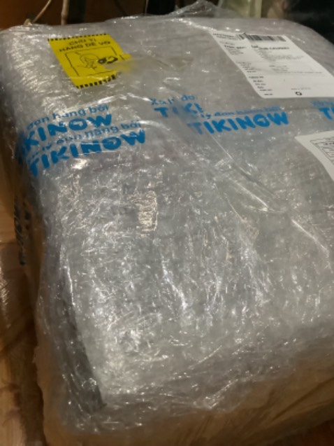 Đầu tiên luôn phải khen tốc độ Gh siêu nhanh của TIKI trading (dù mình đã quen mua hàng ở TIKI và trải nghiệm nhiều lần), đêm đặt - trưa hôm sau nhận được luôn nên có mất chút phí cũng happy.
Đóng gói siêu cẩn thận , bóc còn mệt hết cả người ^^ vừa lớp chống sốc + nilon kín mít, này VD có mưa cũng không ảnh hưởng 
Về nồi, điểm cộng:
- Mới toanh, sx ở VN 
- Gia công chắc chắn, lòng nồi và vỏ dày 
- Nấu cơm nhanh 
- Thìa thiết kế rất hay , để trên mặt phẳng không bị bẩn thìa 
- Khay chứa nước khá lớn ( lúc đầu chưa biết mãi không lấy ra được) 
Sẽ bị mùi 2-3 hôm đầu nên mn cứ mở rồi , lau qua cho nhanh hết mùi
Nồi nấu cơm ráo nước hơn nồi cũ của mình nên phải cho nhiều nước hơn.