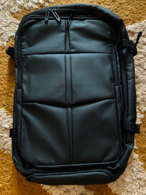 Ba lô được thiết kế đẹp, sức chứa lớn. Vật liệu khá. Dây kéo tốt. May tốt.