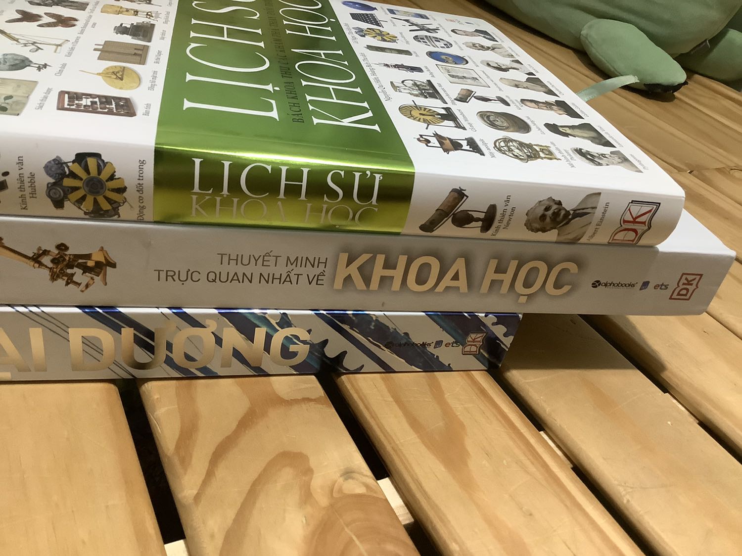 Sách vừa mới ra thì có giảm giá 50% rồi, một cuốn sách tuyệt vời. Sách dày ngang cuốn đại dương và dày hơn cuốn lịch sử khoa học, do cùng nói về khoa học và cùng của dk nên cuốn lịch sử khoa học và cuốn khoa học một số phần khá giống nhau.