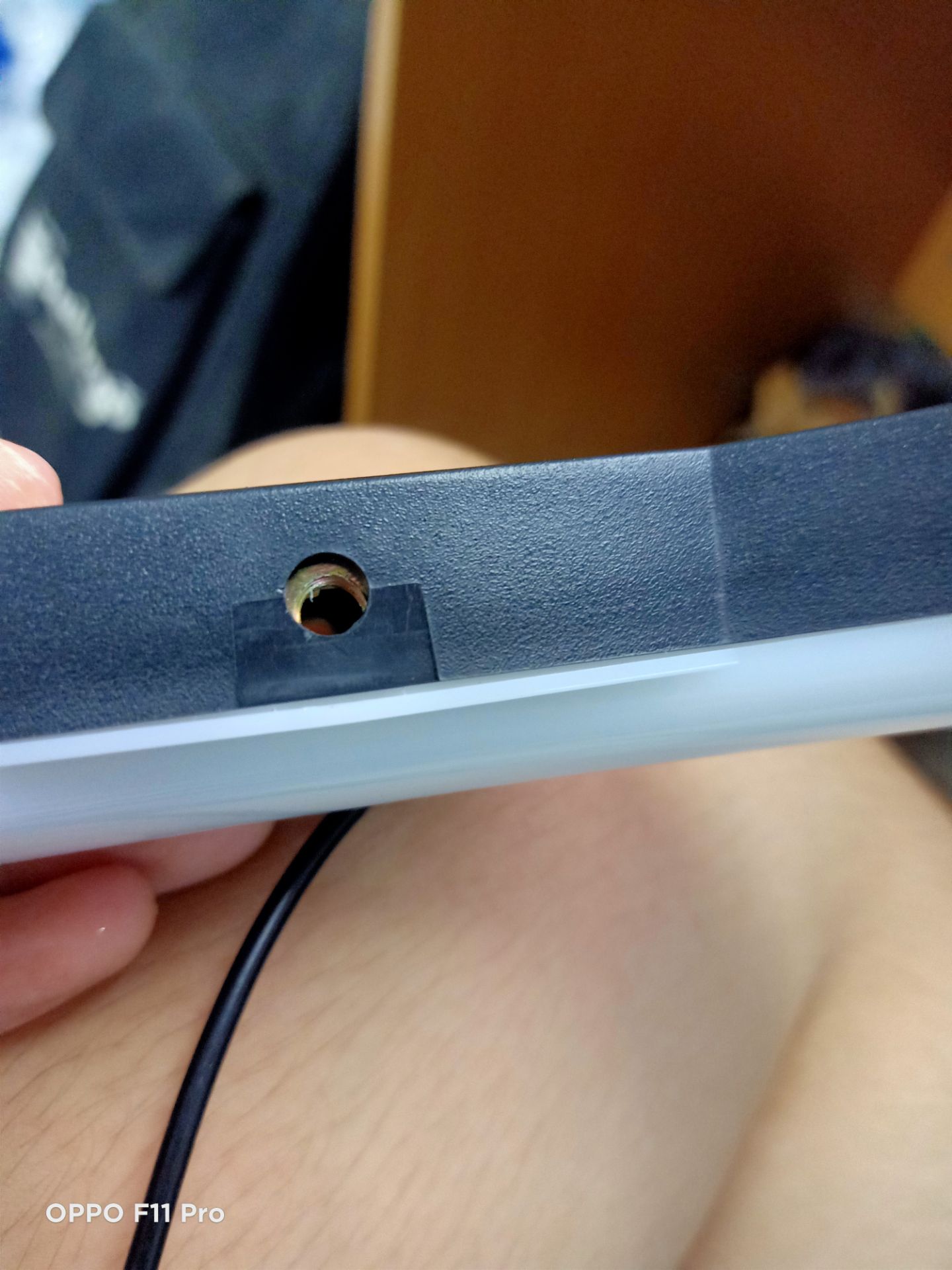 giao hàng nhưng hàng bị lỗi ốc vặn thanh kê điện thoại bên trong đèn thế này thì sao mà sử dụng được đây shop