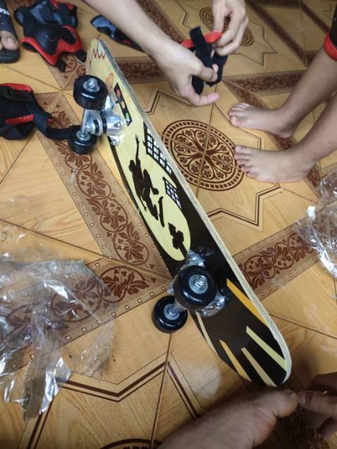 Hàng hư hỏng, bị lỗi vậy cũng giao cho khách được. chán shop quá