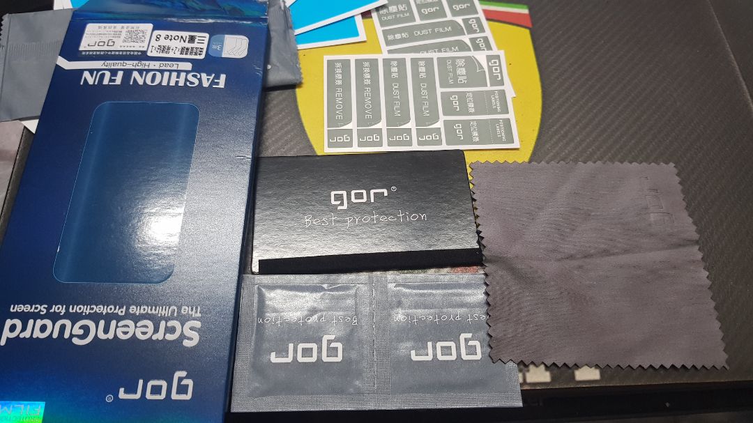 trọn bộ 4 miếng dán, 2 trước 2 sau.kèm vải lau màn nữa,rồi logo.miếng cào để dán, 2 gói gì ko biết. ôi tùm lum full luôn ???