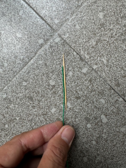 Không biết shop có giao nhầm không? Trong mô tả là lõi thép 1mm, cả võ là 2mm mà là dây DẸT, mỏng, ( tiết diện khoảng 0.5 x1,5mm) lõi kim loại chắc tố đa 0.2-0,3mm thôi, chỉ đrẻ buộc, không uốn cong các cành bonsai dù là cùng nhỏ nhất