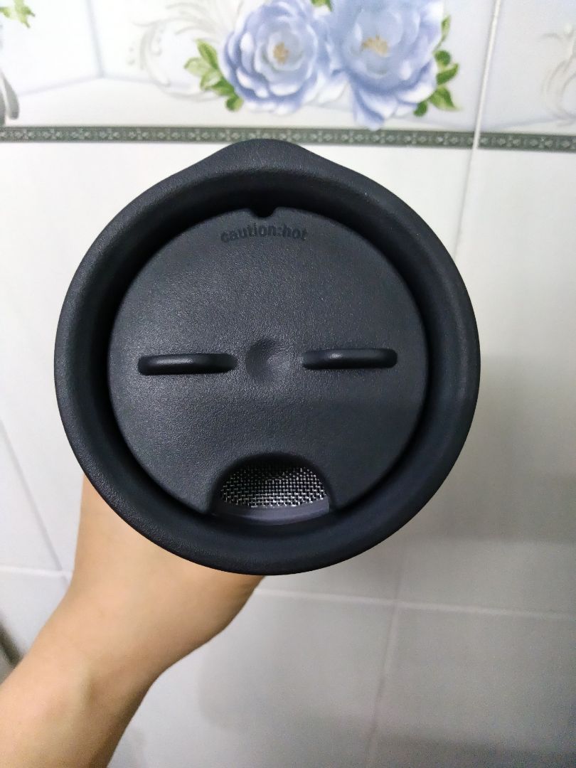 Về chất lượng dịch vụ:
Hộp tiki đóng gói chắc chắn. Giao hàng tiêu chuẩn nhưng rất nhanh, ngày hôm sau đã nhận được. Riêng hộp của sản phẩm không thấy seal của NSX ở miệng hộp, ko rõ hàng thật hay không? Làm cách nào để kiểm tra xuất xứ có đúng ko?

Về thiết kế và chất lượng sp:
Ly màu trắng đẹp, nhưng không được sáng như mình kỳ vọng, hi vọng dùng lâu ko bị bám bẩn & tróc sơn.
Mình có thể uống trực tiếp mà ko cần dùng ống hút, do thiết kế ko rỉ nước ở giữa nắp và thân ly. Tuy nhiên sẽ bị rỉ nước ở phần nắp nếu để quá nghiêng hoặc lắc mạnh, do thiết kế xoay ko kín.
Mình đựng đá lạnh ko thấy bị đọng nước ở thân, đáy và nắp bình. Đựng nước nóng cũng ko thấy nóng tay.
Tóm lại mình khá hài lòng về sản phẩm ở thiết kế tối giản và đẹp, chất lượng tốt.

Về chế độ bảo hành: có kèm phiếu bảo hành và yêu cầu người mua phải gửi phiếu về Cty trong vòng 15 ngày. Mình thấy không hiểu chỗ này lắm và mất công, bất tiện cho người mua.