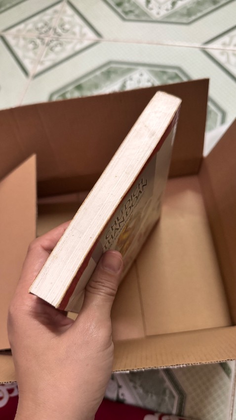 Mua sách mới mà giao quyển sách vừa bẩn vừa gãy góc, cũ. Voiw người đọc không quan tâm mấy vẻ ngoài thì còn tạm chấp nhận, với người yêu sách thì đây không chấp nhận được. Đánh giá 2 sao là để shop chú ý lại nếu bán sách cũ phải báo cho khách biết xem có đồng ý lấy hay không mới bán, chứ không phải bán rẻ hơn nơi khác rồi muốn giao gì giao.