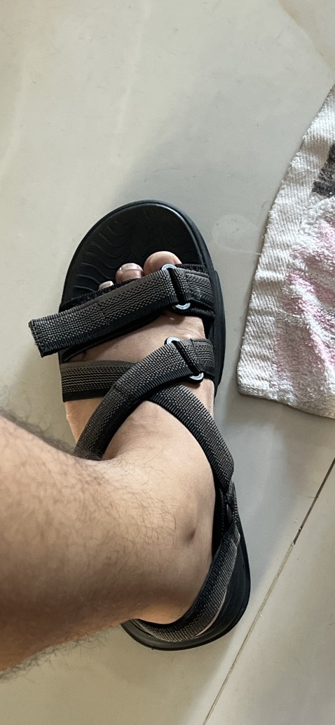 Giày đẹp, nhìn đế giày tưởng nặng hóa ra nhẹ hều. Có thể chỉnh giày theo chân sao cho thoải mái