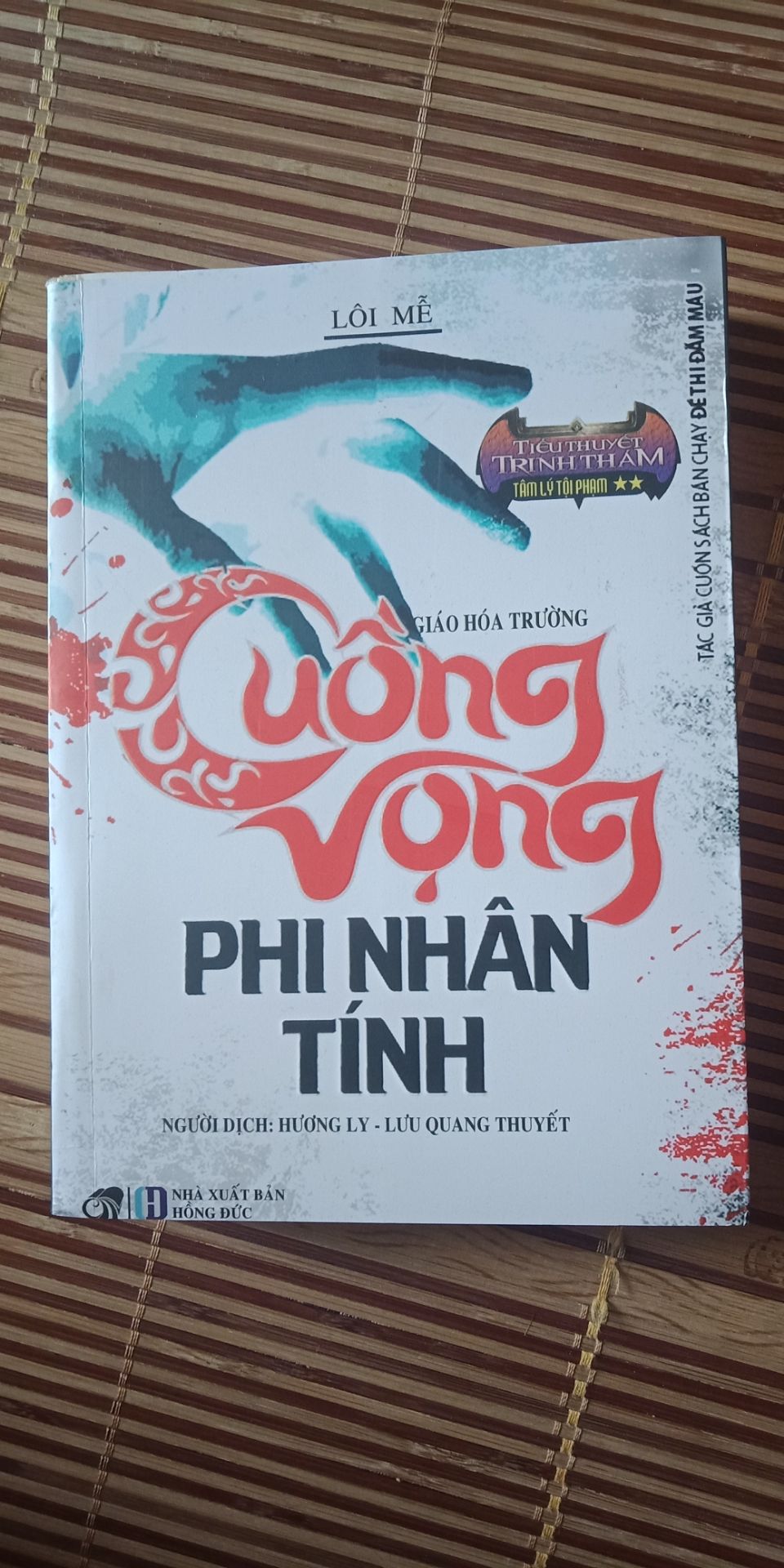 dao hàng nhanh, giá cả ok, nhưng mình cảm giác như sách cũ vậy, phần gáy nhăn nheo, bên trong giấy cũng ngả vàng rồi, nhưng nói chung cũng chấp nhận đc