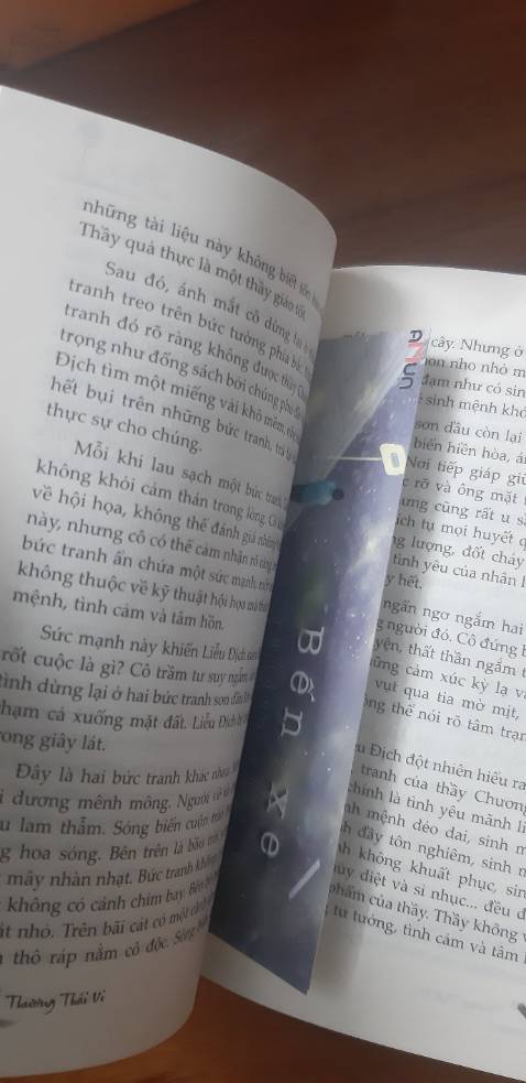 Giao hàng nhanh hơn cả mong đợi =))) In rõ nét, không biết cho thừa hay gì nhưng có tới tận 2 cái bookmark. Bên cạnh đó thì gáy sách có vài vết trông như cào xước nhưng vì bìa đẹp và truyện hay nên cho 5 sao