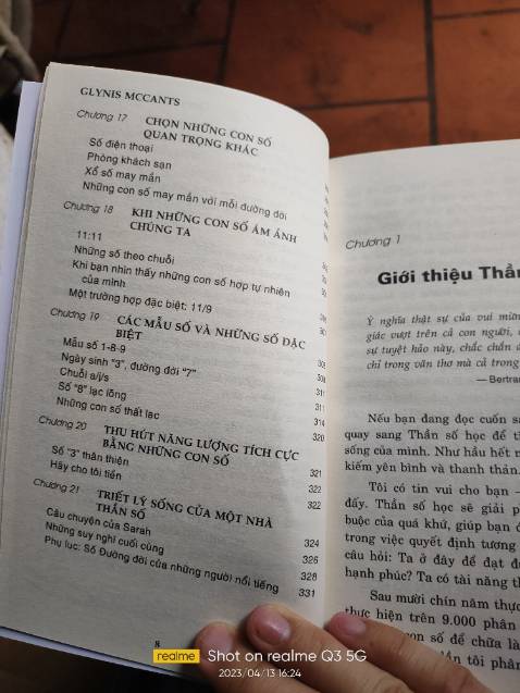 Chất liệu giấy kém. Có hiện tượng bị hơi mốc vàng ở tờ đầu tiên. Nói chung giá sách đắt quá nên bán 1 nửa giá bìa thì hợp lý hơn.