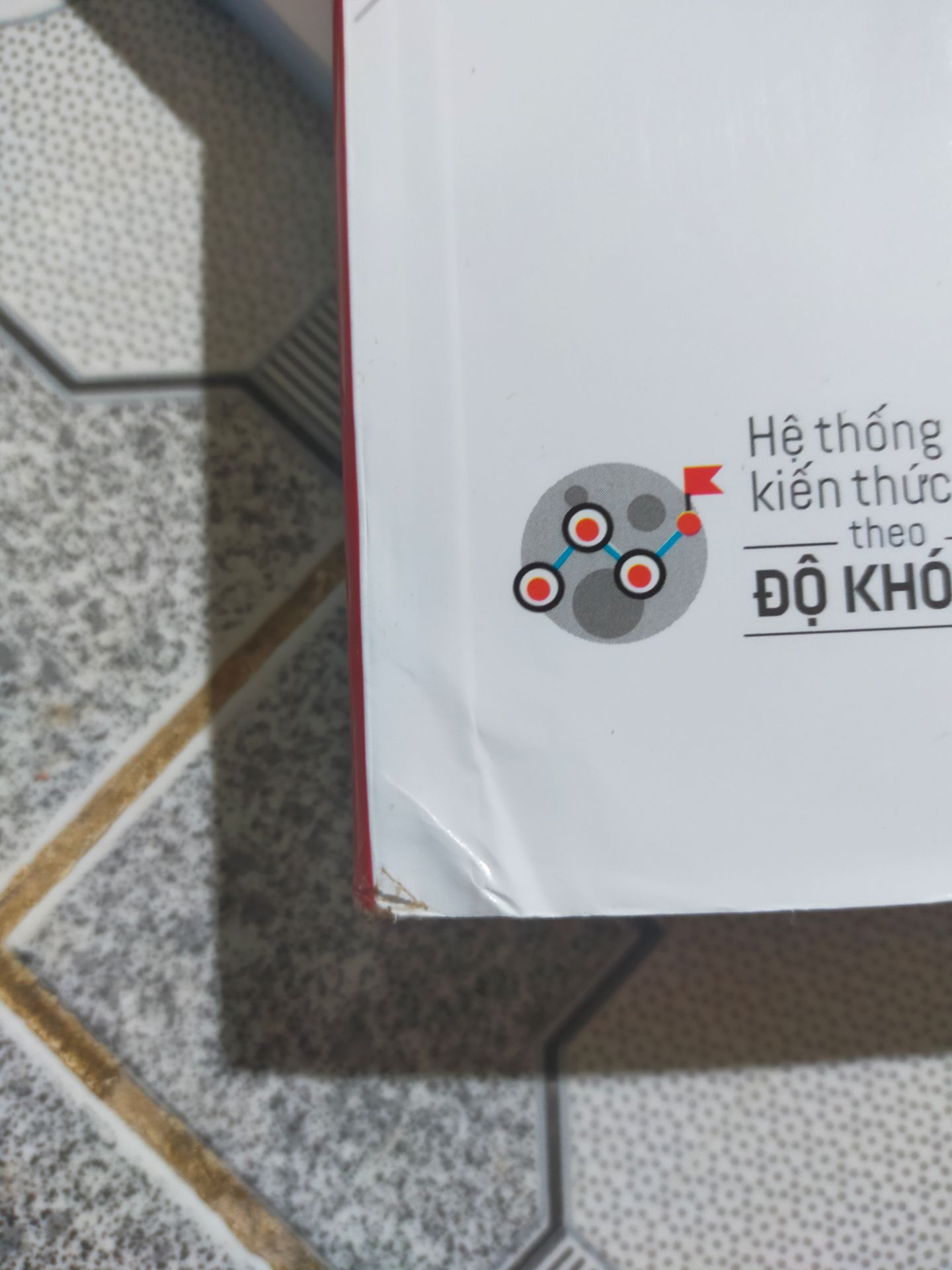 Giao đúng thời hạn , không bị trễ . Sách ở ngoài to cực kỳ , nhưng rất dễ đọc . Sách giải rất chi tiết , hướng dẫn kỹ và dễ hiểu .  Sách có sử dụng mind map cho môn Văn nên dễ học nè . Tổng hợp các đề những năm gần đây của các tỉnh/thành phố lớn nè .Nhưng có vấn đề là trong quá trình vận chuyển thì sách hơi móp tí . Nhưng không sao , vẫn cho 5 sao để động viên mọi người nè.  Sách tuyệt lắm nha