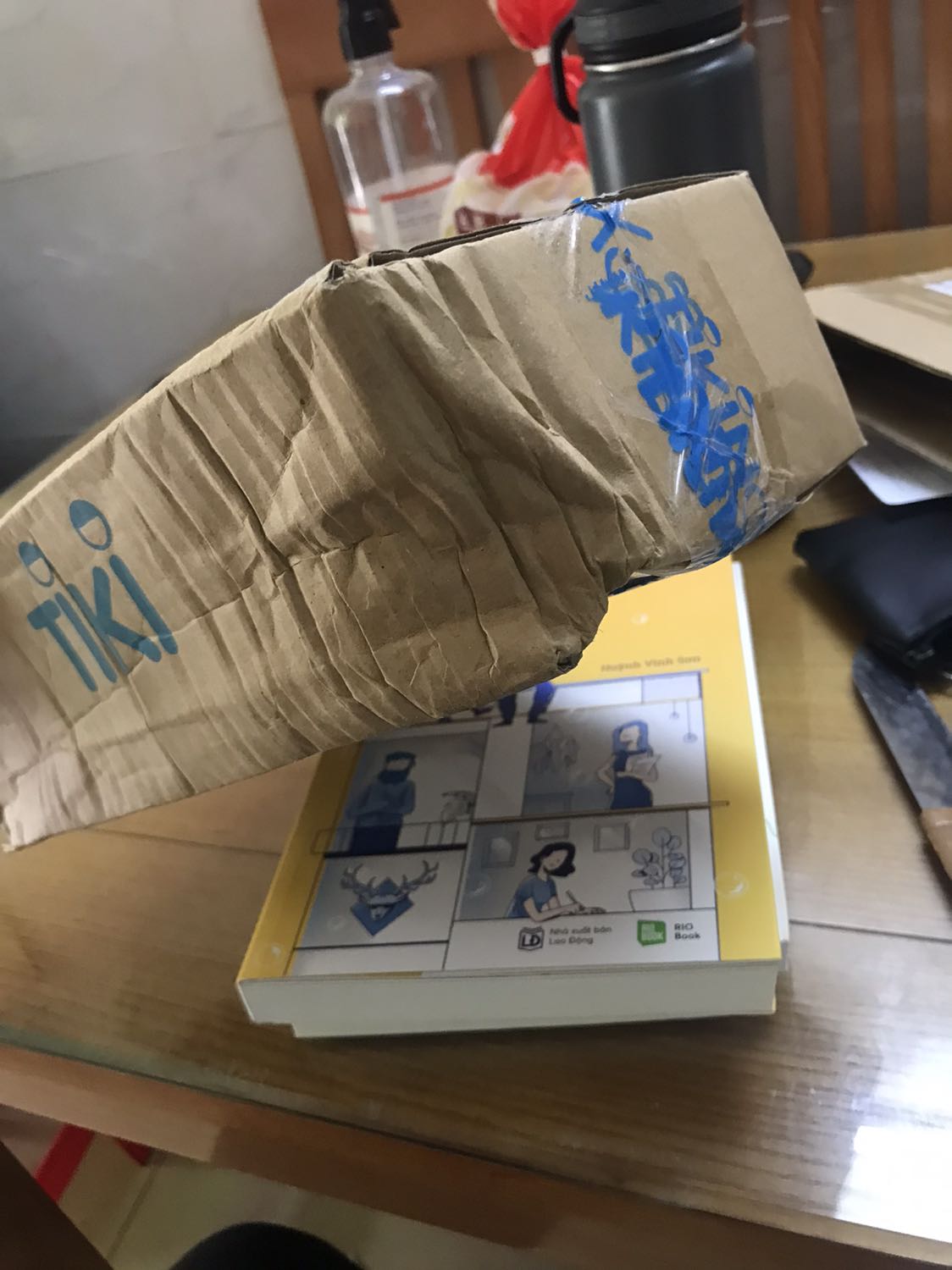 Sách của anh Sơn thì khá hay rồi, mình không có phàn nàn gì. Tuy nhiên, mình không hài lòng về chất lượng vận chuyển của Tiki hoặc Rio (mình không biết bên nào phụ trách chính). Nhưng hộp sách mình nhận về tay bị móp xọp, mở ra cuốn 90-30-20 cũng quăng góc rõ rệt, nhìn rất đau lòng :(( Mình hi vọng bên Rio sẽ cải thiện bằng cách quấn bao chống sốc cho các em sách, và bên Tiki vận chuyển nhẹ nhàng hơn một chút. Để các em sách hay bất cứ sản phẩm nào về tay người nhận cũng còn giữ nguyên được dáng vẻ xinh đẹp của nó, như vậy thì trải nghiệm dịch vụ sẽ tốt hơn rất nhiều lần.