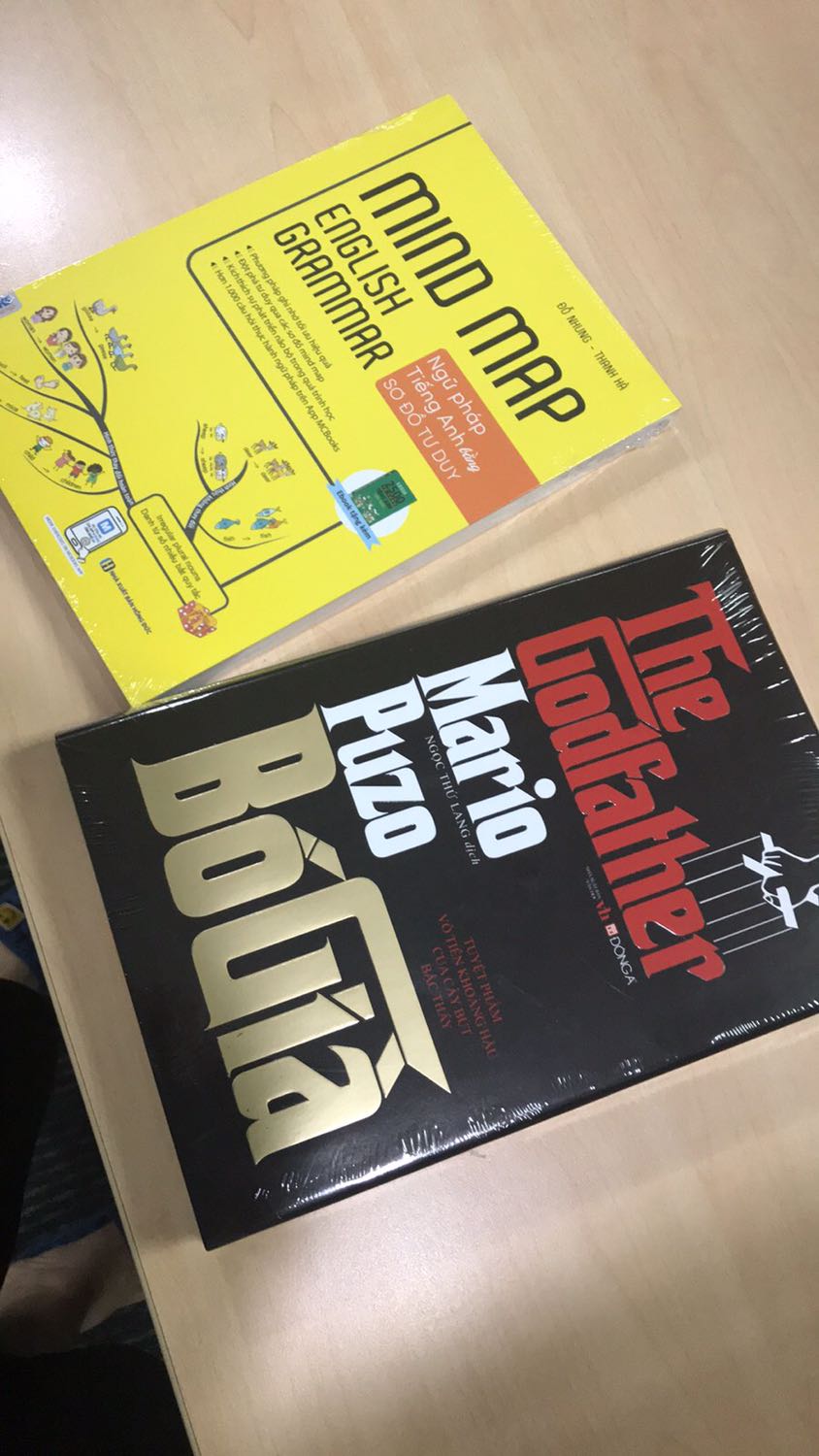 Fahasa giao hàng nhanh cực kỳ. Khuya đặt, trưa hôm sau đã có. 
Mua sách bìa cứng của Fahasa luôn yên tâm vì có chống sốc
Link mở hộp : 
https://youtu.be/gbzdZEj5OSk
Sách đẹp, chữ in dễ đọc. 
Nội dung thì không có gì để chê, dịch giả Ngọc Thứ Lang đã dịch quá xuất sắc mà sau này mình đọc Omerta của dịch giả khác cũng không tìm lại được “chất” giang hồ đó