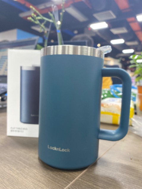 Nhận hàng phải nói là nhanh xuất sắc, sáng mở mắt ra đặt hàng vừa tới chỗ làm đã nhận được. Ly của Lock thì màu siêu siêu xinh. Cảm giác cầm rất chắc tay. Dung tích to đựng nước rất thoải mái. Mặc dù có khá nhiều ly Lock rồi nhưng không thể không rước ẻm về được. Luôn tin tưởng chất lượng hàng Lock.