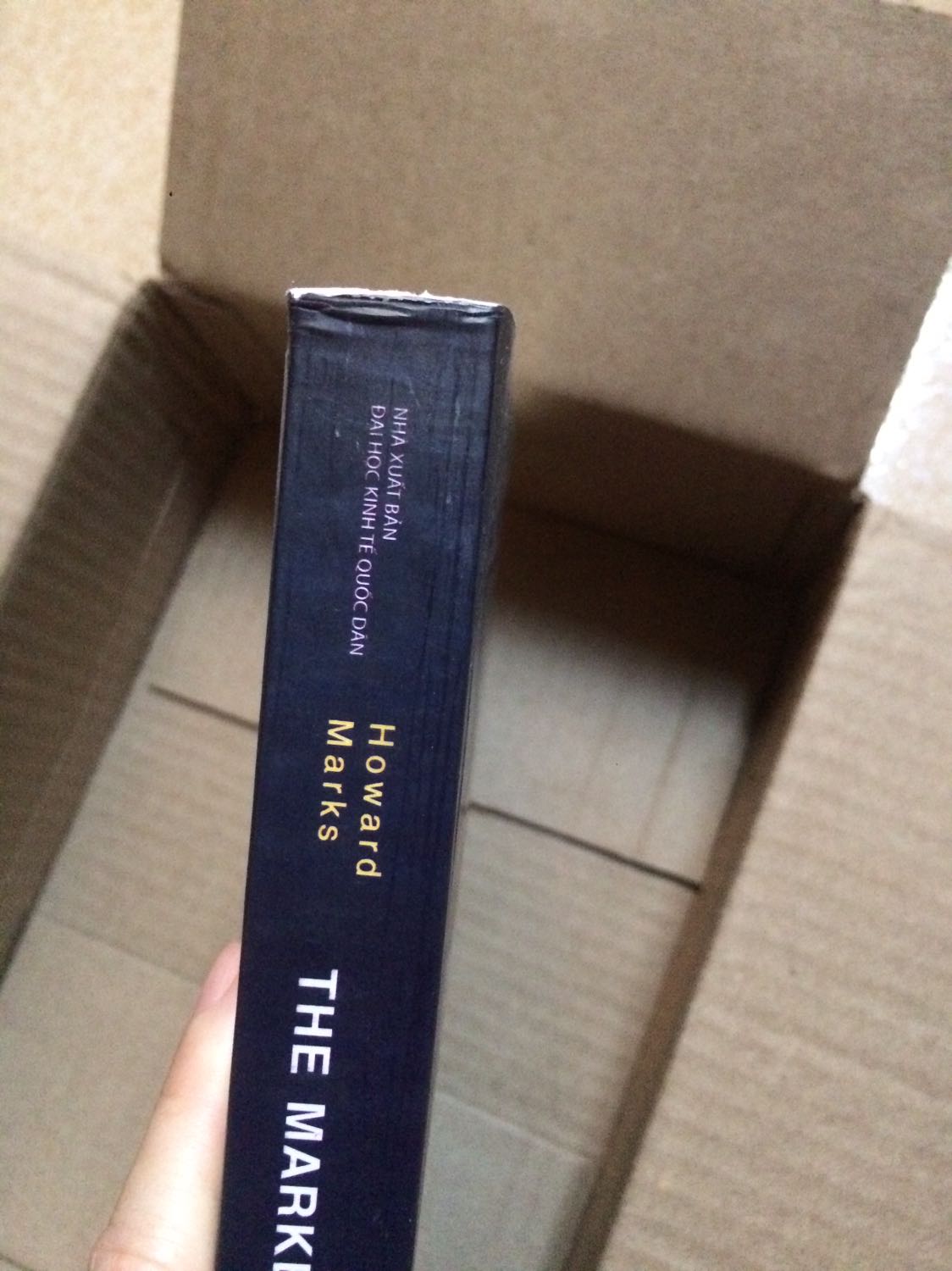 Dịch nhưng tiki giao hàng khá nhanh, cảm ơn tiki và các shipper đã cố gắng giao hàng đến cho người dùng. 
Cuốn sách mình nhận được hơi cũ, bìa có vết trầy xước và phần gáy trên bị dập. Mong tiki sẽ khắc phục vào những lần sau