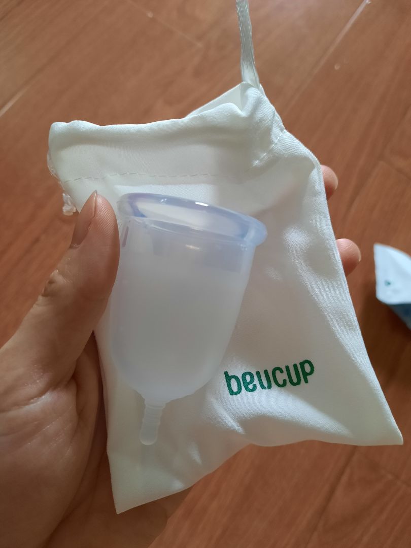 lần đầu tiên, cũng loay hoay mất cả ngày 4-5 lần trong nhà tắm ạ, cuối cùng cũng ok, dùng đúng cách thì ko có cảm giác j luôn, xem cách sd trên youtube,nên mua thêm bột tiệt trùng cốc, mỗi chu kỳ tiệt trùng 1-2 lần, dd rửa cốc kèm theo chỉ rửa để dùng hàng ngày,giao hàng nhanh, gói đẹp và cẩn thận, hài lòng