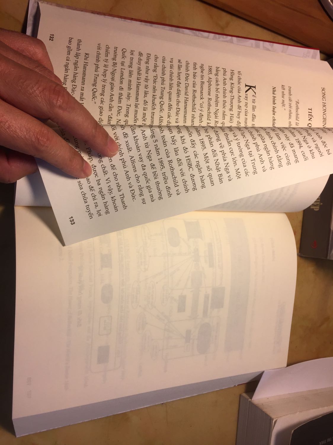 Sách giao bị lỗi mất nhiều trang, cụ thể như ảnh gửi kèm (vẫn chưa đủ vì app chỉ cho phép up 5 ảnh một lần nhận xét).
Tôi đề nghị trả lại sách và Tiki trả lại tiền đã mua hàng (bao gồm cả phí ship) cho tôi theo hoá đơn đã được xuất. 
Không thể chấp nhận được.