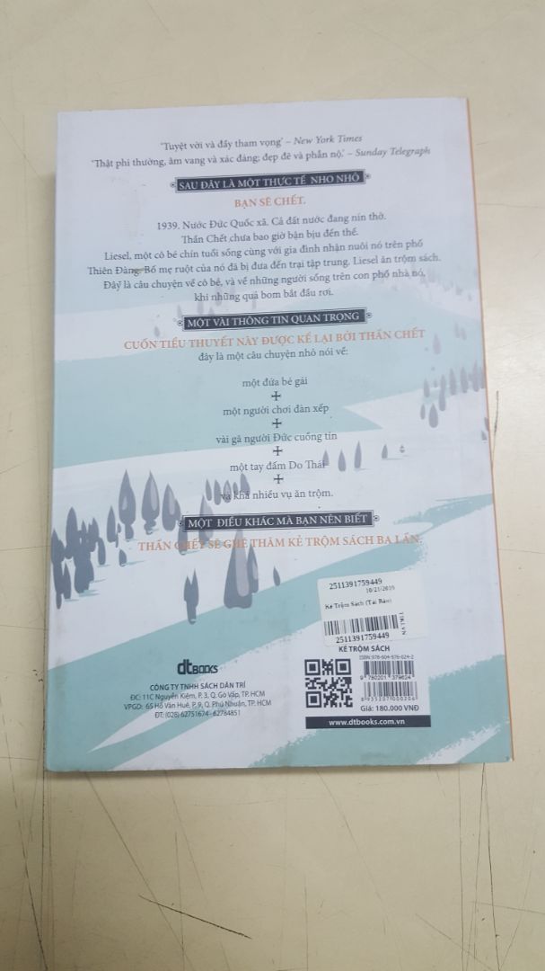 Tiki giao hàng nhanh. Mình đặt lúc 20h50 mà ngày mai 14h đã nhận được sách.
Tuy nhiên sách bị dơ ngay ở gáy sách. Do mình đã xem phim này rồi nhưng vẫn muốn đọc truyện. Truyện hay hơn phim khá nhiều.