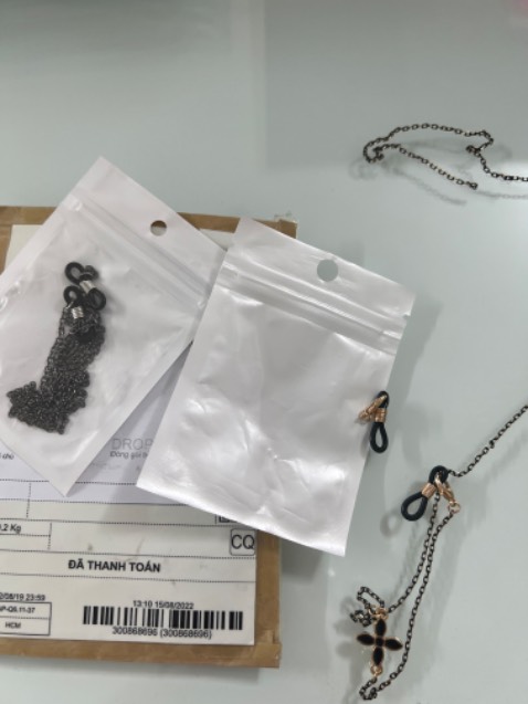 Không biết do mình xui hay hàng không được chất lượng tốt. Vừa lấy ra luôn, còn mới toanh, đã bị đứt như này :(