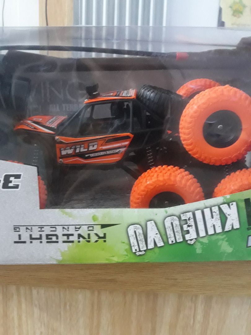 điều khiển và xe ko khớp nhau,ko chạy được, trước khi giao sao shop ko kiểm tra trước, giờ sao đây????cực kỳ ko hài lòng, bé tự ý đặt hàng, lỡ rồi nên mẹ nhận hàng mà kết quả là ko chạy đc!!cực kỳ ko hài lòng ,