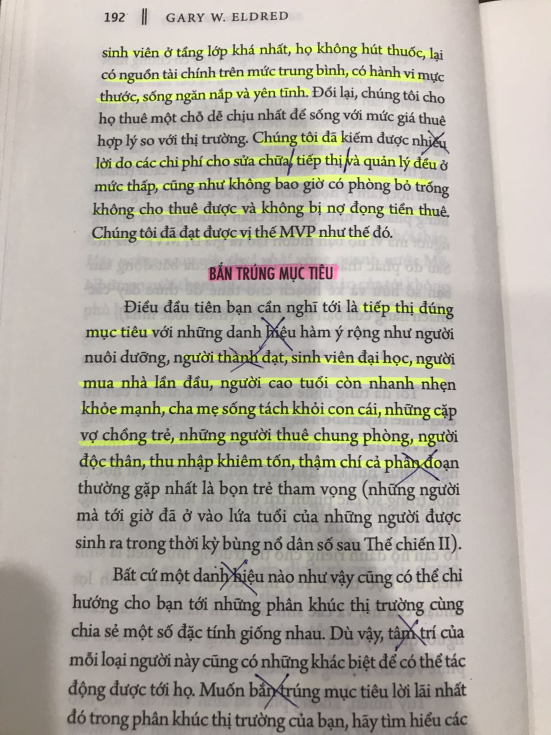 Biết cuốn này từ 10 năm trước, so ko được đánh giá cao nên bây giờ nhân dịp Covid rãnh rỗi mua đọc. 
-rất nhiều lỗi dịch thuật dùng từ ngữ ko phù hợp, rất giống dịch kiểu Google
-tựa đề bđs căn bản nhưng dành cho người có nhiều kinh nghiệm đọc xong để hồi tưởng về những việc đã làm thì phù hợp hơn người bắt đầu vào nghề vì các ví dụ đơn giản, cụt lủn ko hết ý, chưa diễn giải chứng minh được các dẫn chứng, đọc thấy lan man
- vì đầu sách về bđs quá ít nên đành mua để sơ lược thêm các ý tưởng
